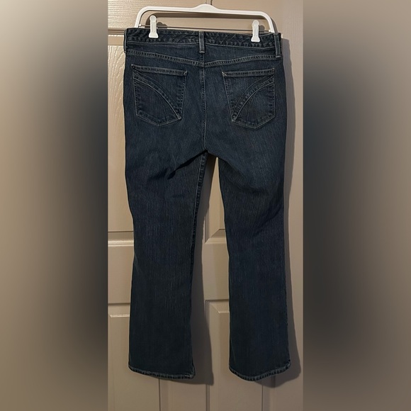 Eddie Bauer 8S curvy boot cut jeans. - Picture 2 of 3